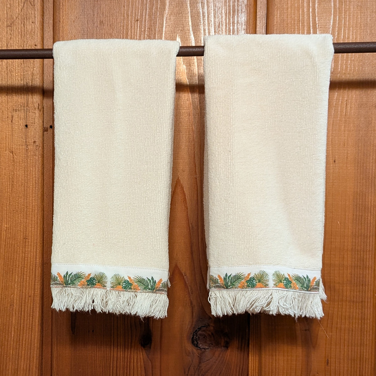 Finger Tip Towels with Tropical Plants Design - Set of Two